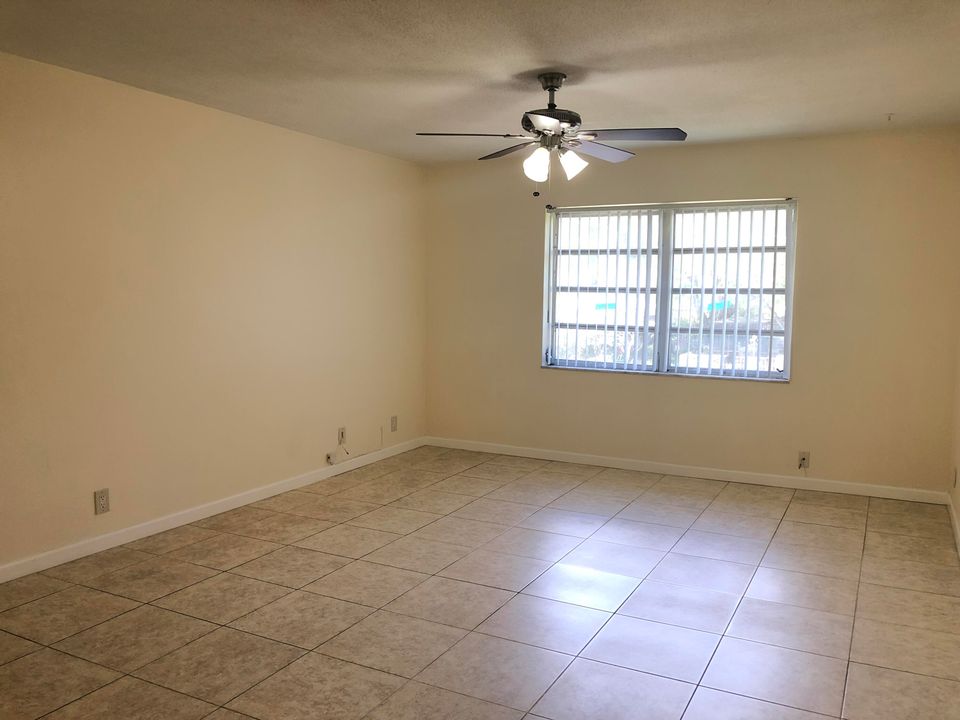 For Rent: $1,900 (2 beds, 1 baths, 950 Square Feet)