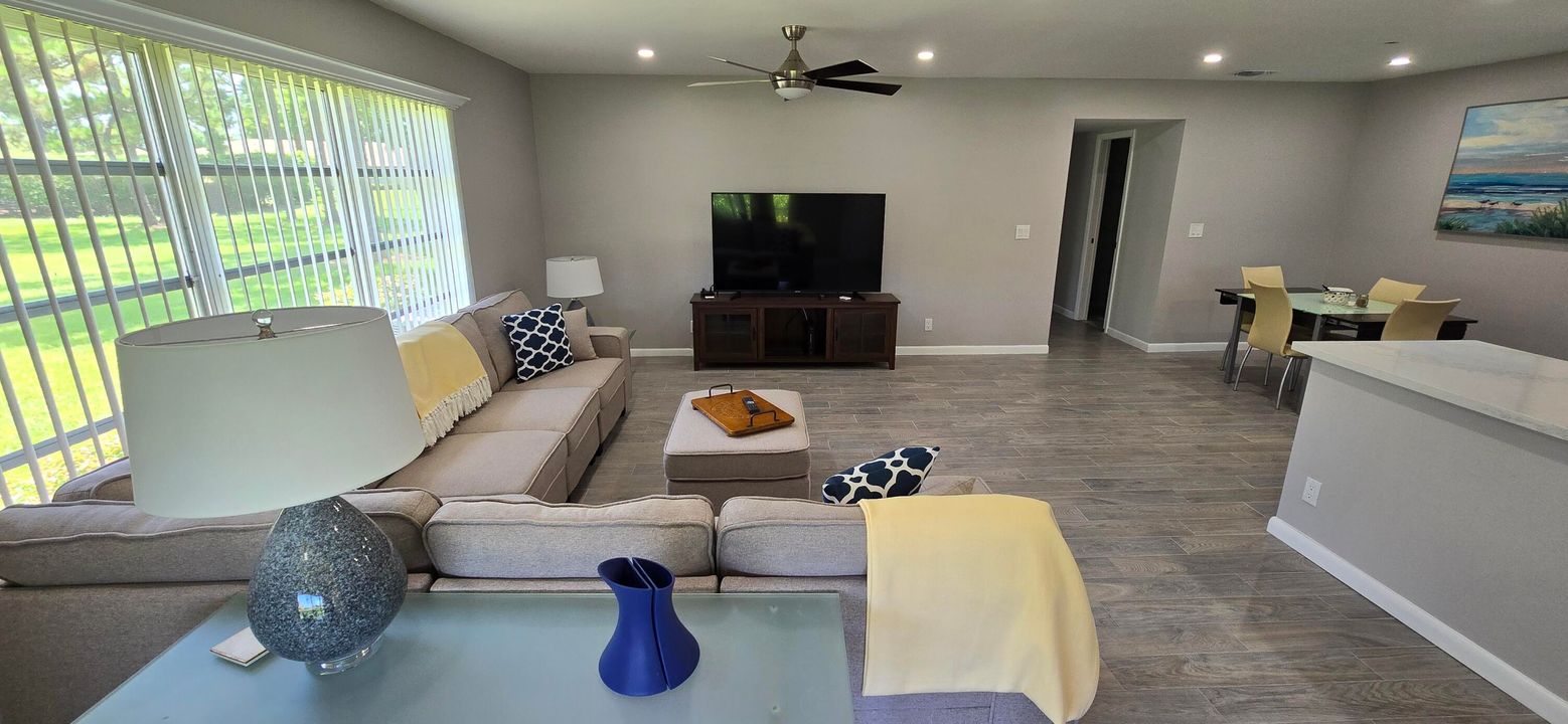 Active With Contract: $3,200 (2 beds, 2 baths, 1186 Square Feet)