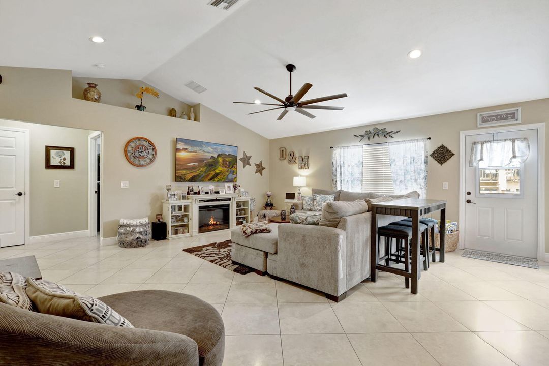 For Sale: $390,000 (3 beds, 2 baths, 1605 Square Feet)