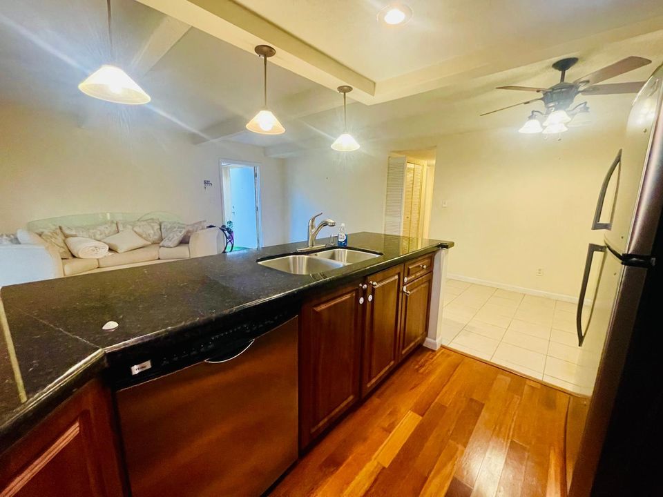 Active With Contract: $1,900 (2 beds, 2 baths, 905 Square Feet)