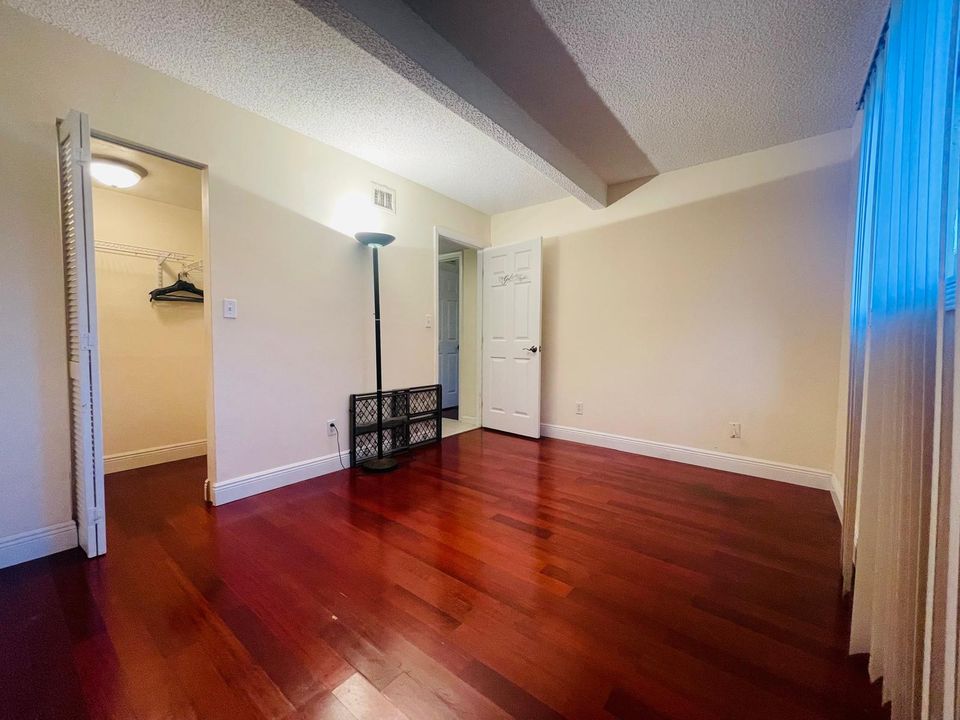 Active With Contract: $1,900 (2 beds, 2 baths, 905 Square Feet)