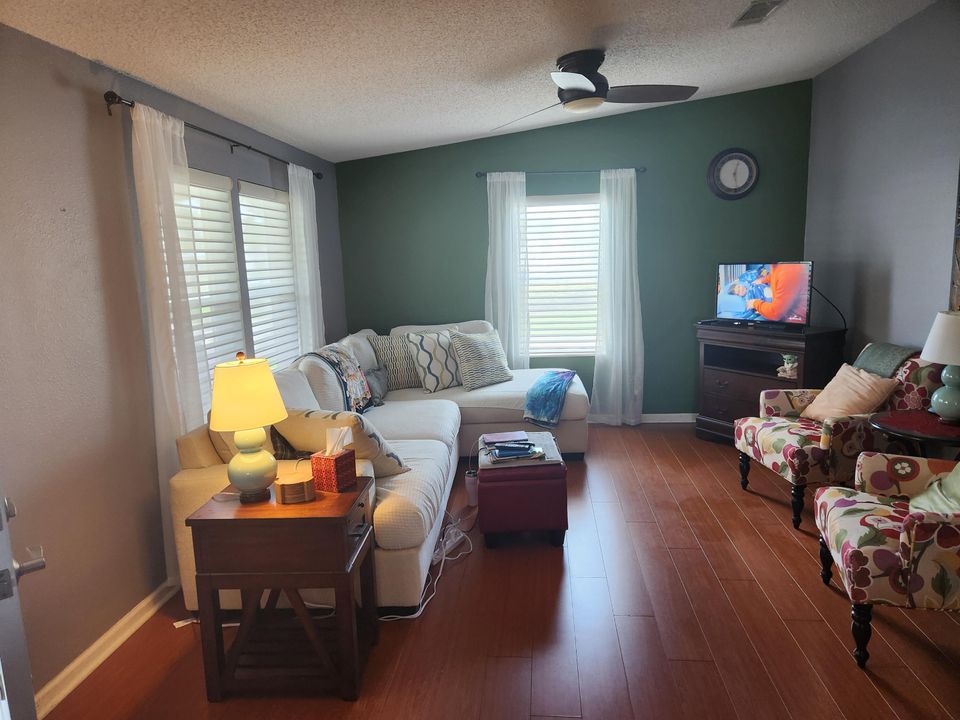 Active With Contract: $129,900 (2 beds, 2 baths, 1134 Square Feet)