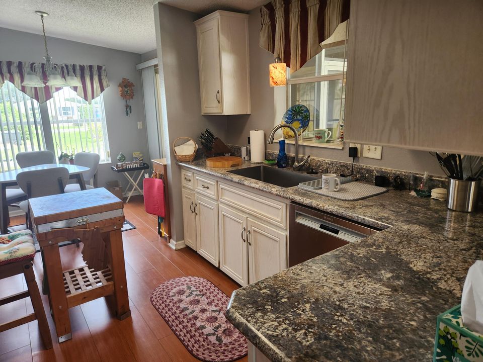 Active With Contract: $129,900 (2 beds, 2 baths, 1134 Square Feet)