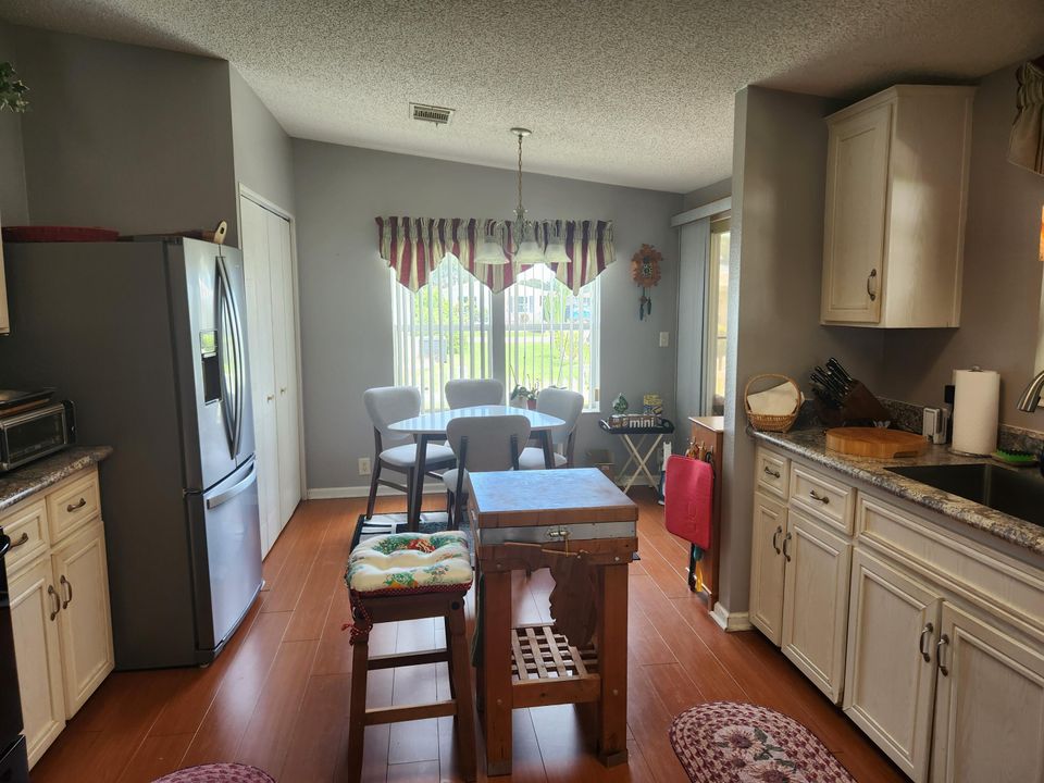 Active With Contract: $129,900 (2 beds, 2 baths, 1134 Square Feet)