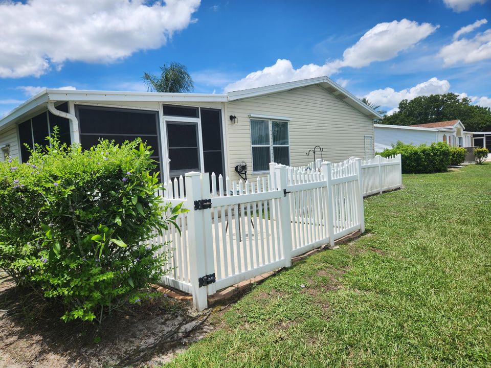 Active With Contract: $129,900 (2 beds, 2 baths, 1134 Square Feet)