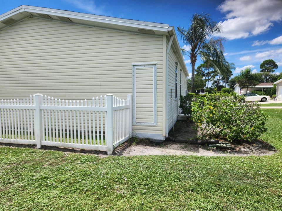 Active With Contract: $129,900 (2 beds, 2 baths, 1134 Square Feet)