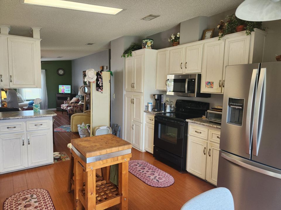 Active With Contract: $129,900 (2 beds, 2 baths, 1134 Square Feet)