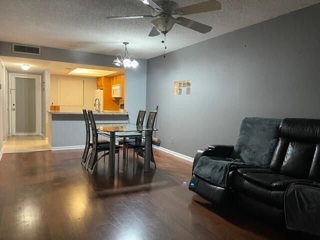 For Rent: $1,700 (1 beds, 1 baths, 700 Square Feet)