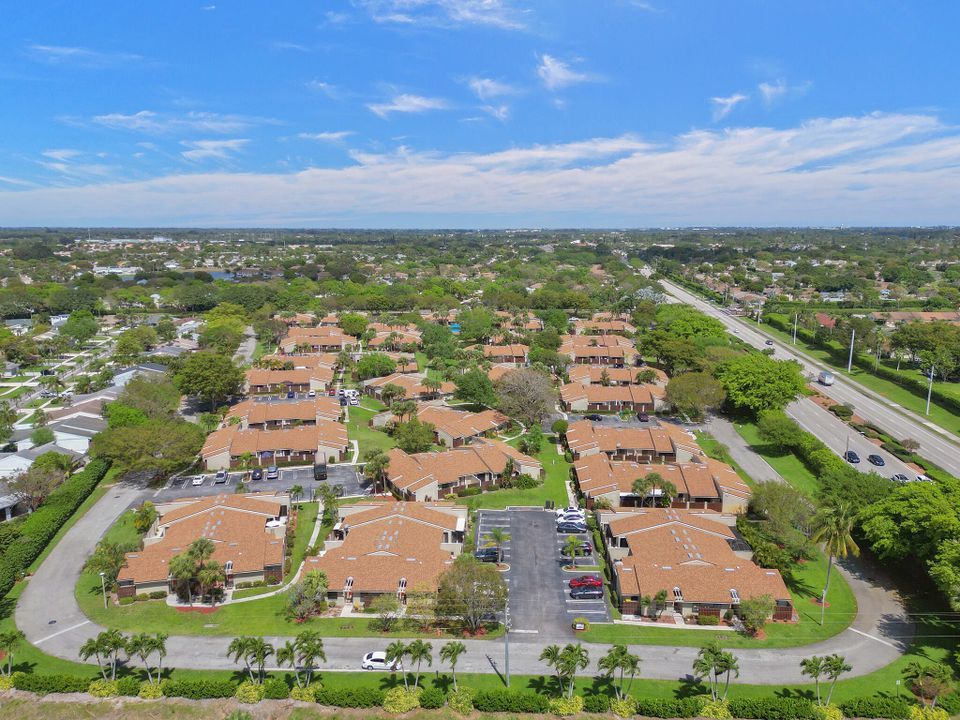 Active With Contract: $335,000 (3 beds, 2 baths, 1380 Square Feet)