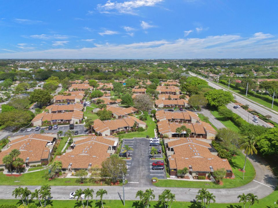 Active With Contract: $335,000 (3 beds, 2 baths, 1380 Square Feet)