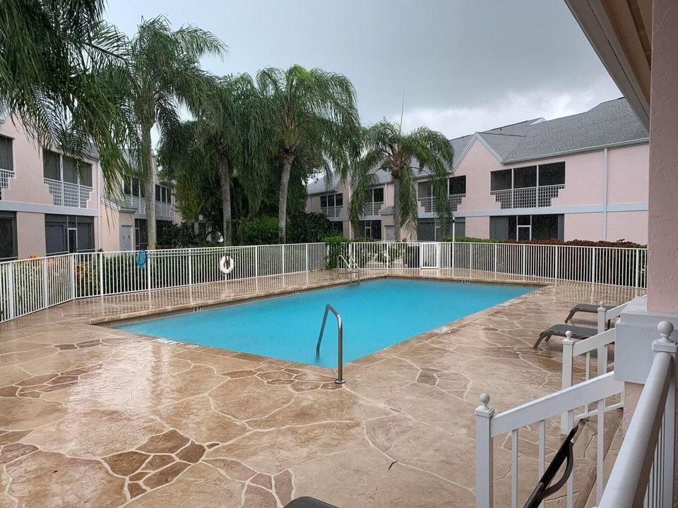 Active With Contract: $309,950 (2 beds, 2 baths, 1160 Square Feet)