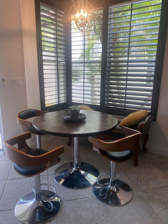 Под контрактом: $5,800 (2 спален, 2 ванн, 1851 Квадратных фут)