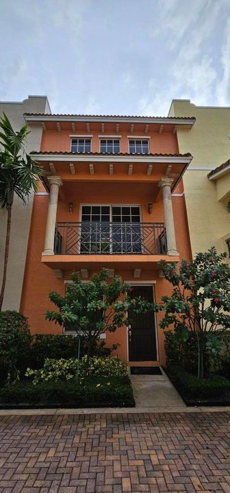 En Venta: $454,990 (3 camas, 3 baños, 1952 Pies cuadrados)