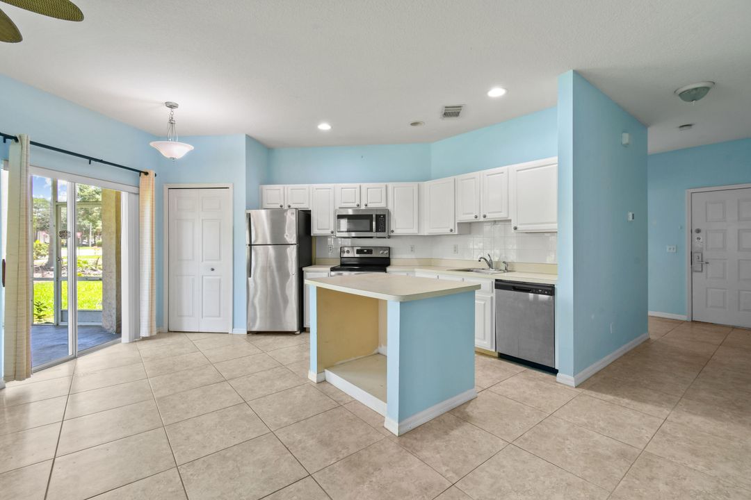 Active With Contract: $274,900 (2 beds, 2 baths, 1196 Square Feet)