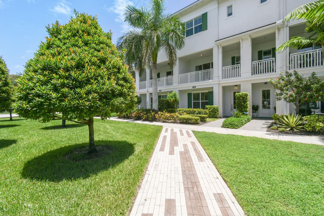 Active With Contract: $699,000 (3 beds, 3 baths, 2252 Square Feet)