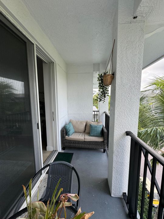 Active With Contract: $3,500 (2 beds, 2 baths, 1276 Square Feet)