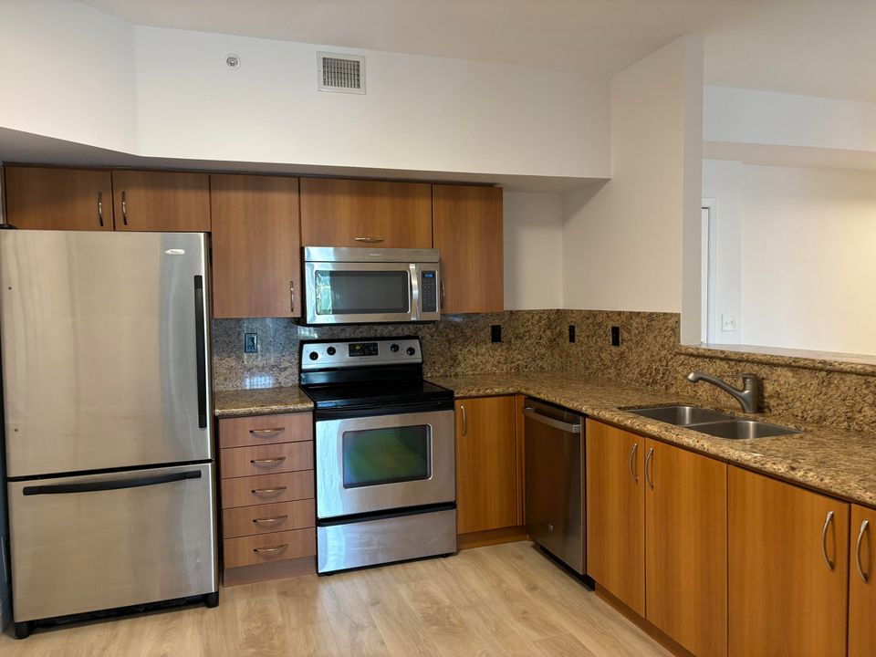 Active With Contract: $3,500 (2 beds, 2 baths, 1276 Square Feet)