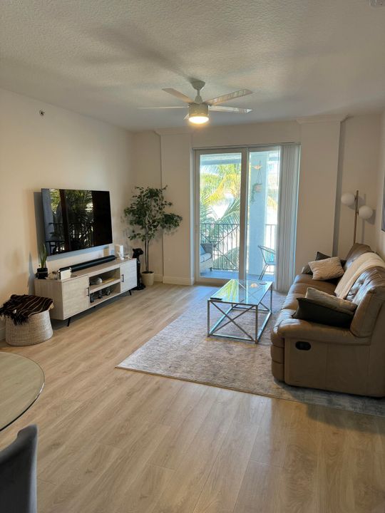 Active With Contract: $3,500 (2 beds, 2 baths, 1276 Square Feet)