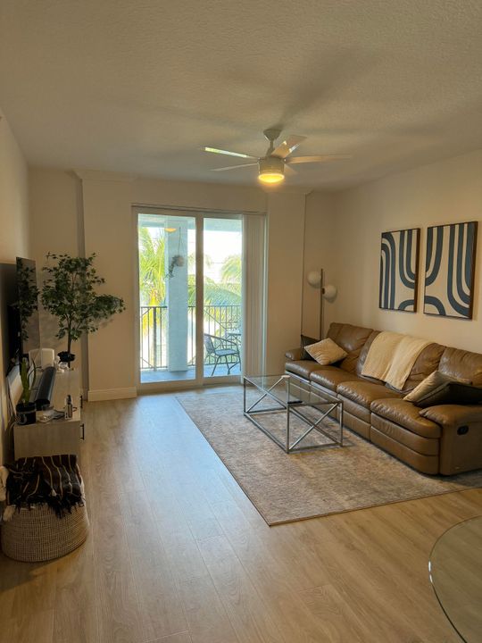 Active With Contract: $3,500 (2 beds, 2 baths, 1276 Square Feet)