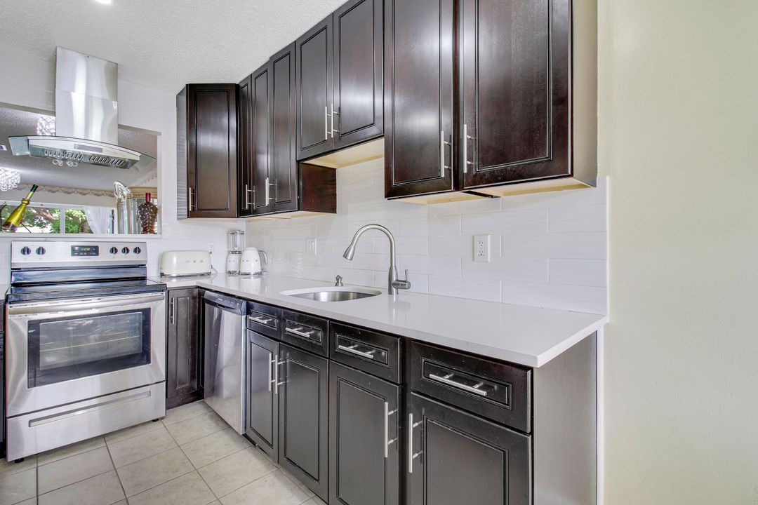 For Sale: $265,000 (2 beds, 2 baths, 1148 Square Feet)