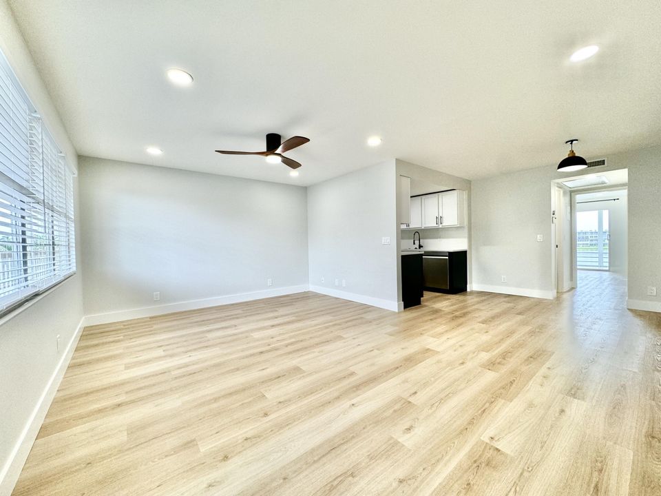 Recently Rented: $1,700 (1 beds, 1 baths, 738 Square Feet)