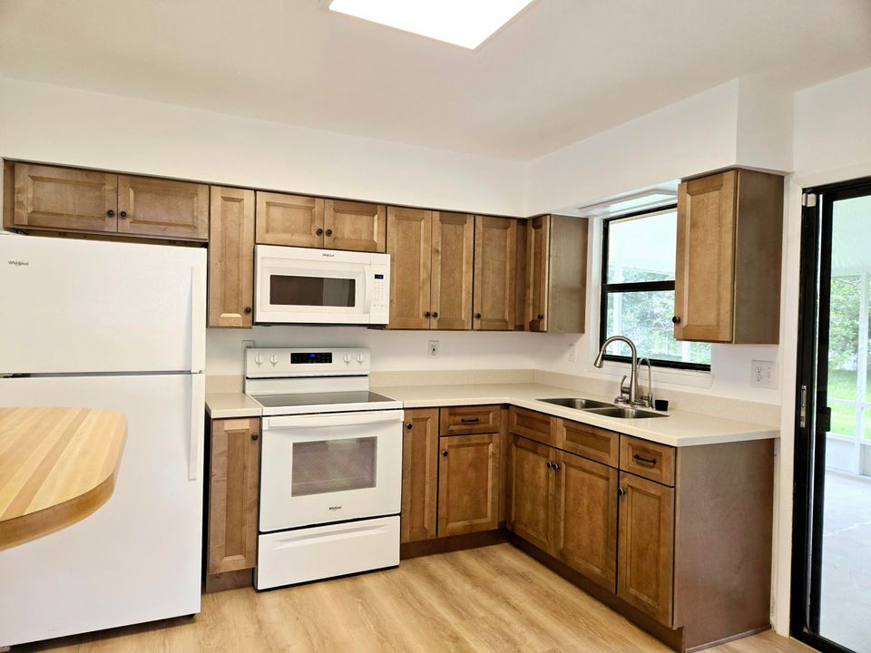 For Sale: $234,900 (2 beds, 2 baths, 780 Square Feet)