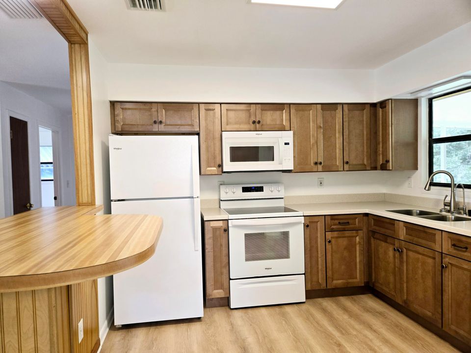 For Sale: $234,900 (2 beds, 2 baths, 780 Square Feet)