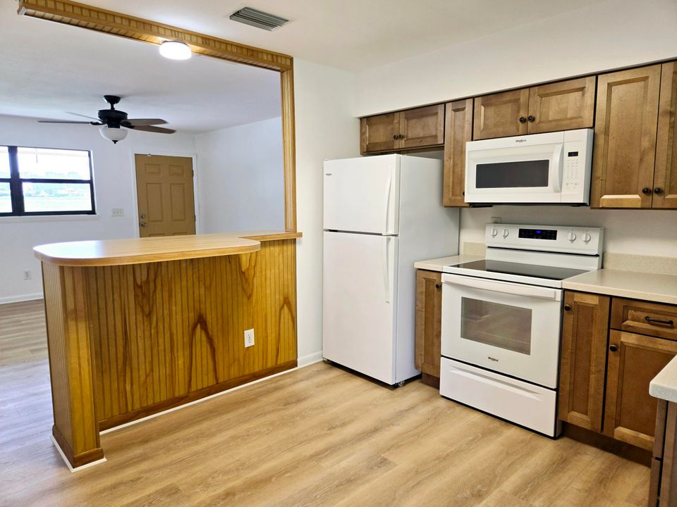 For Sale: $234,900 (2 beds, 2 baths, 780 Square Feet)