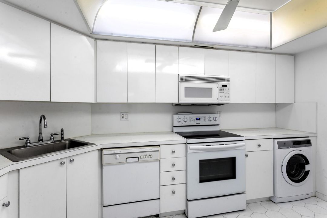 Active With Contract: $2,275 (2 beds, 2 baths, 1294 Square Feet)