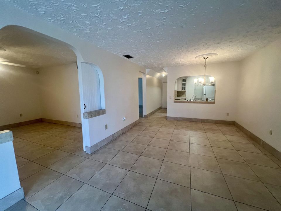 For Sale: $120,000 (2 beds, 1 baths, 966 Square Feet)