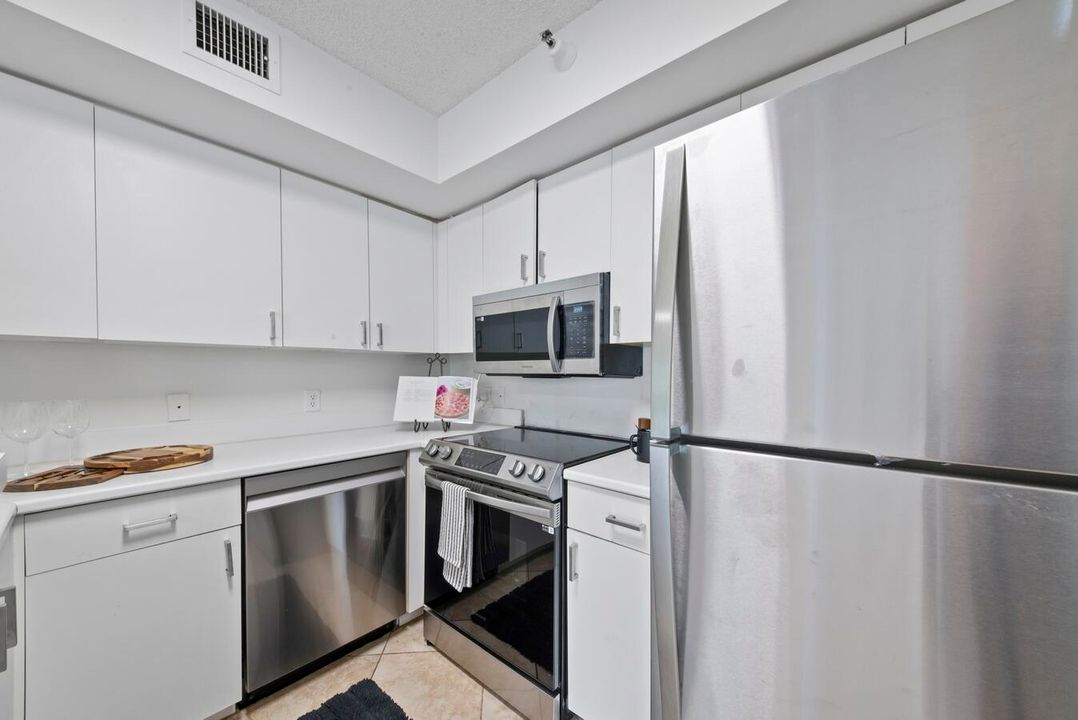 For Rent: $2,350 (2 beds, 2 baths, 1124 Square Feet)