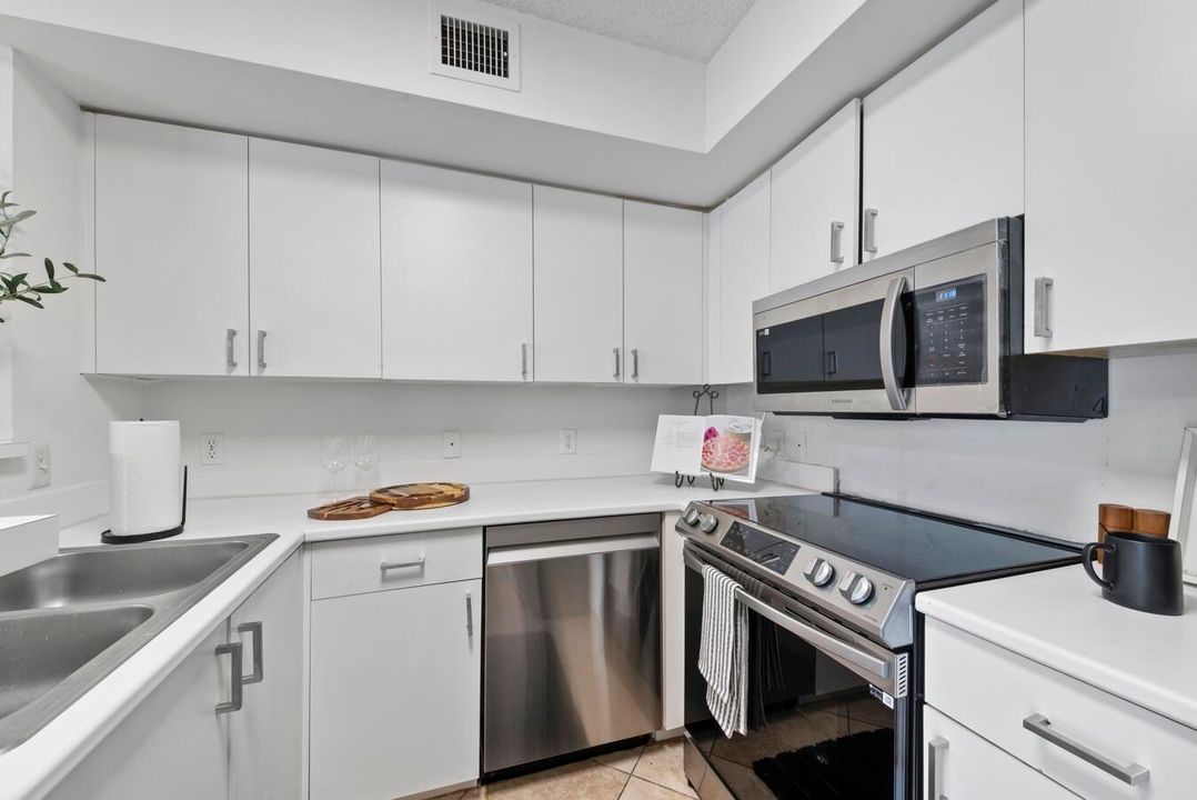 For Rent: $2,350 (2 beds, 2 baths, 1124 Square Feet)