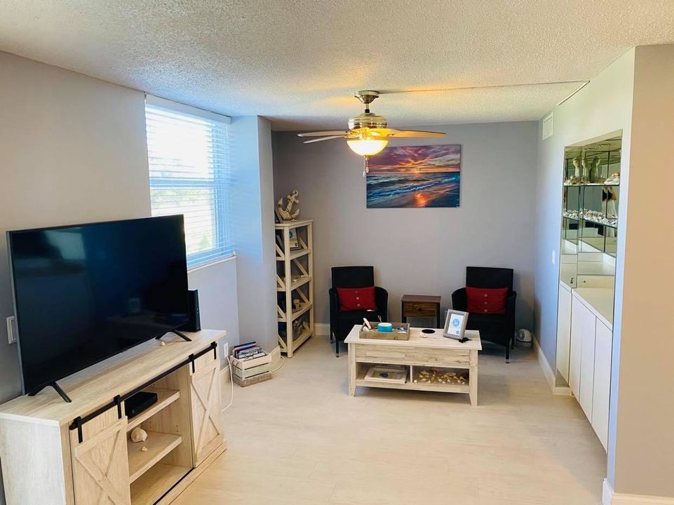 Active With Contract: $3,850 (2 beds, 2 baths, 1200 Square Feet)