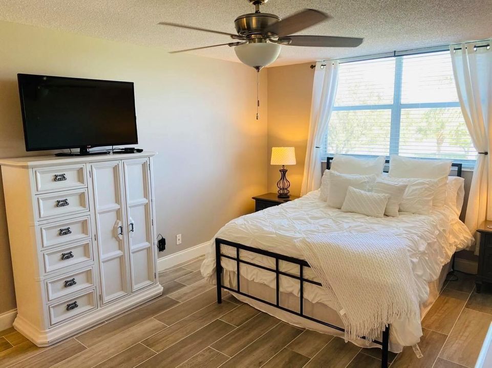 Active With Contract: $3,850 (2 beds, 2 baths, 1200 Square Feet)