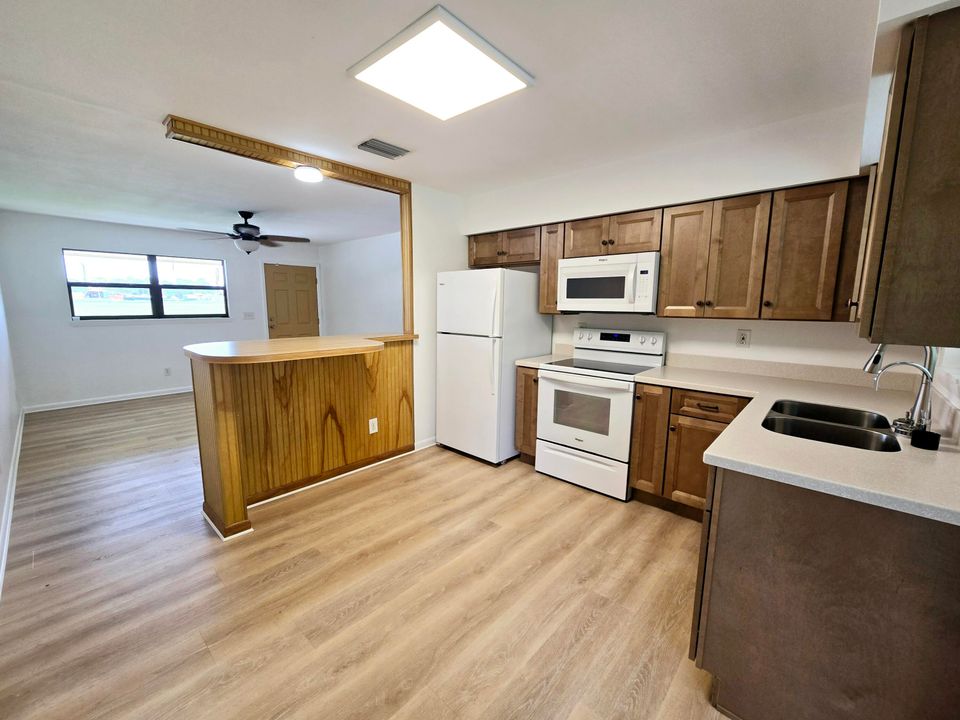 For Sale: $234,900 (2 beds, 2 baths, 780 Square Feet)