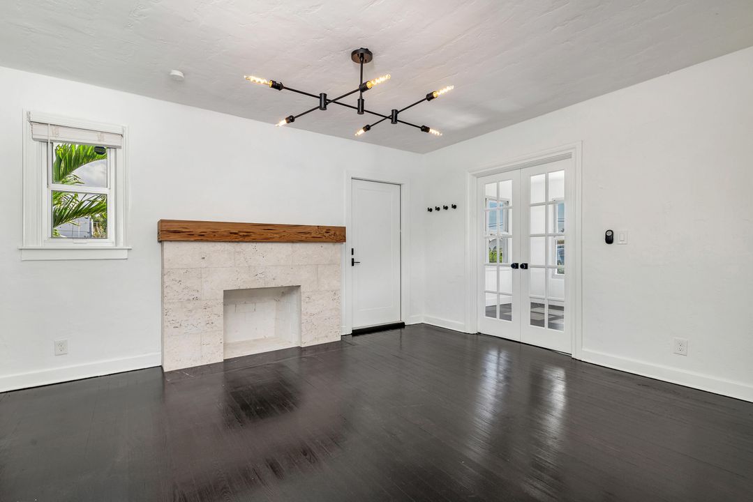 Active With Contract: $4,350 (2 beds, 1 baths, 1239 Square Feet)