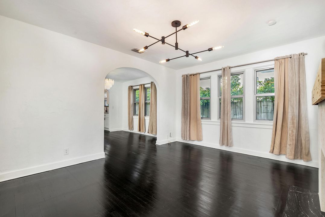 Active With Contract: $4,350 (2 beds, 1 baths, 1239 Square Feet)