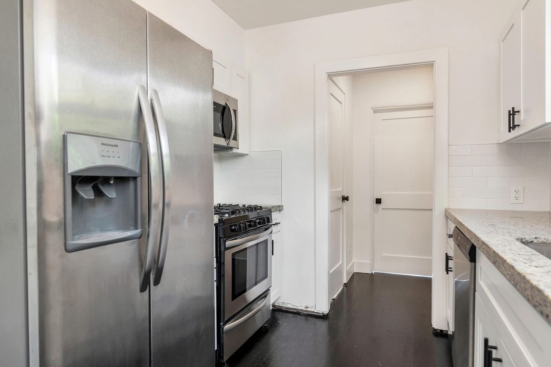 Active With Contract: $4,350 (2 beds, 1 baths, 1239 Square Feet)