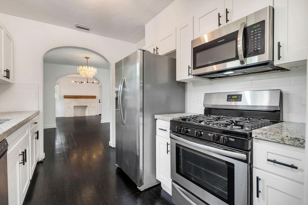 Active With Contract: $4,350 (2 beds, 1 baths, 1239 Square Feet)