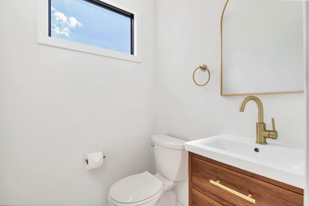 Active With Contract: $4,350 (2 beds, 1 baths, 1239 Square Feet)