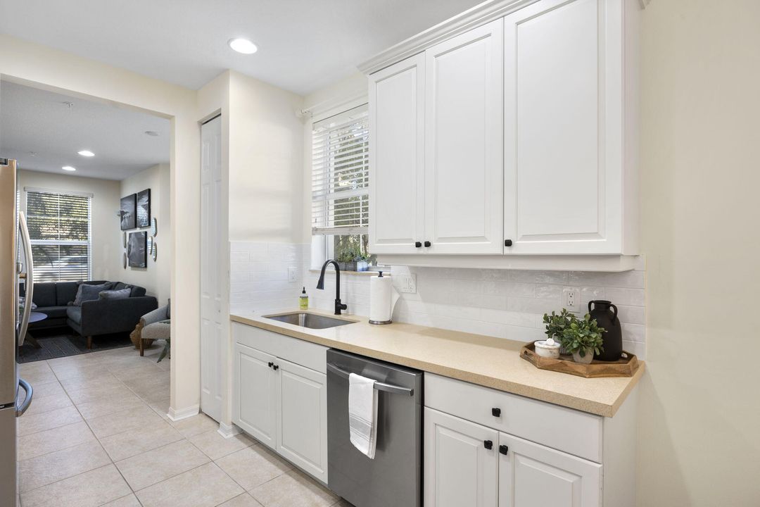 Active With Contract: $3,900 (3 beds, 2 baths, 1314 Square Feet)