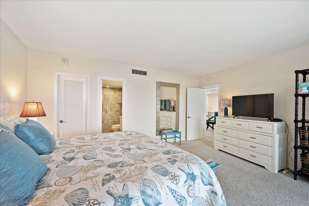 Active With Contract: $5,500 (1 beds, 1 baths, 702 Square Feet)