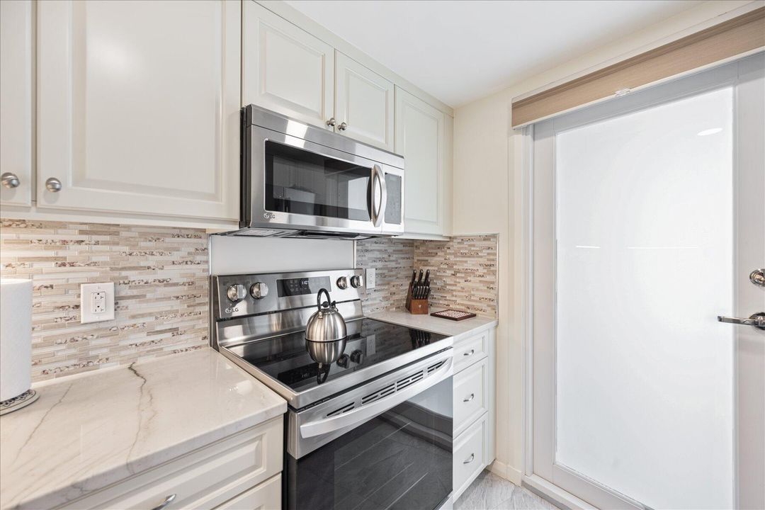 Active With Contract: $5,500 (1 beds, 1 baths, 702 Square Feet)