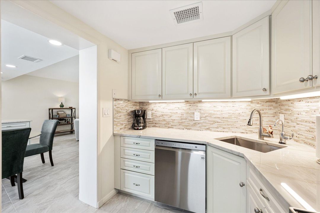 Active With Contract: $5,500 (1 beds, 1 baths, 702 Square Feet)