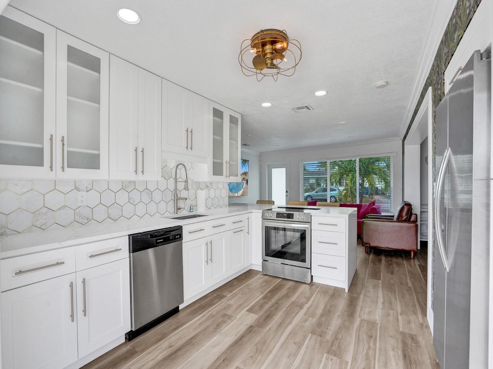 Active With Contract: $3,350 (3 beds, 1 baths, 1138 Square Feet)