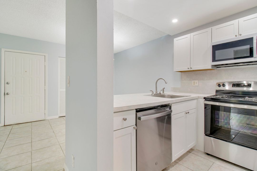 For Sale: $279,900 (2 beds, 2 baths, 1000 Square Feet)