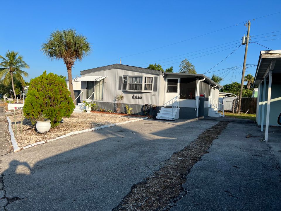 Active With Contract: $255,000 (2 beds, 2 baths, 960 Square Feet)