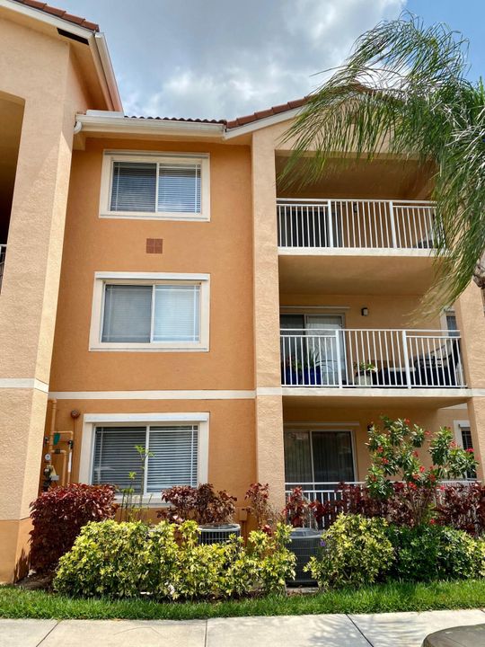 Active With Contract: $179,900 (1 beds, 1 baths, 868 Square Feet)