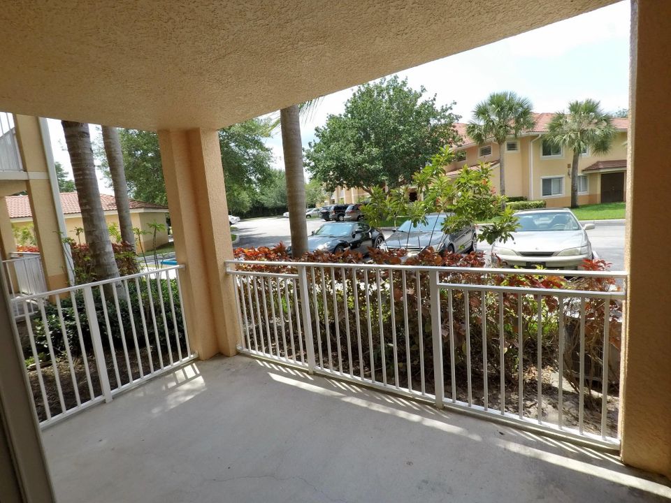 Active With Contract: $179,900 (1 beds, 1 baths, 868 Square Feet)