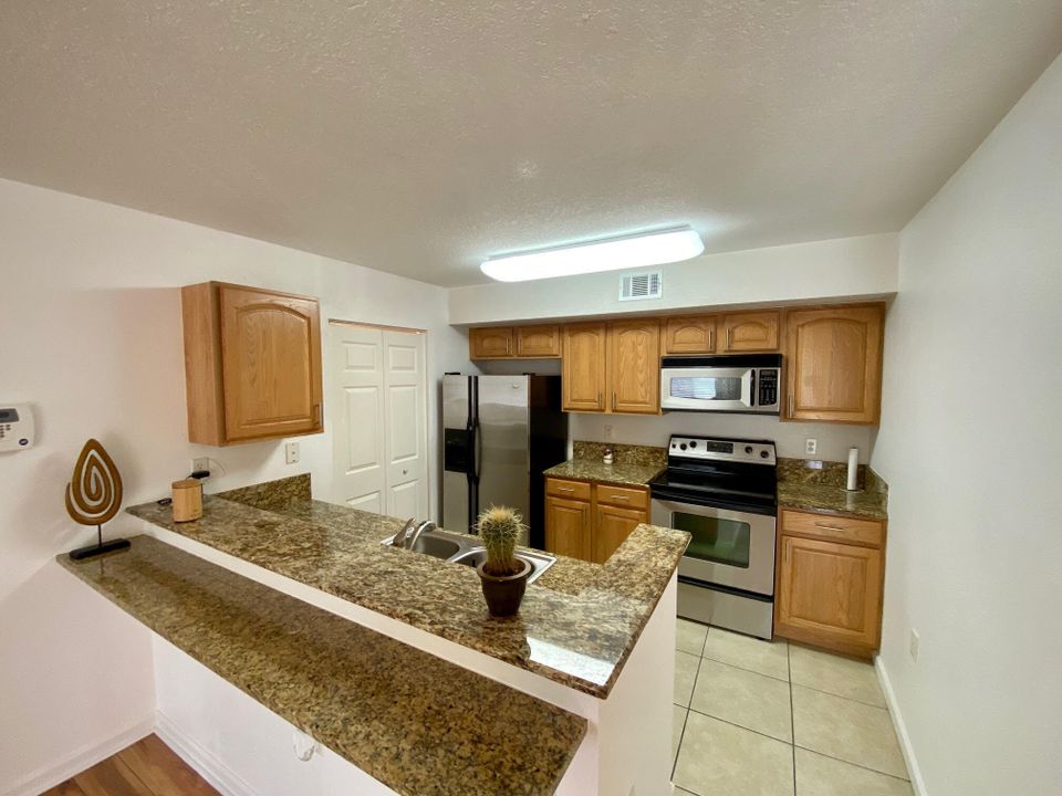 Active With Contract: $179,900 (1 beds, 1 baths, 868 Square Feet)